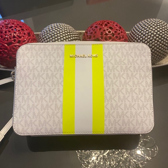 Michael Kors Handbags - NEW MICHEAL KORS MESSANGER🤍💝
